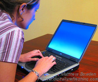 matthew-bowden-wwwdigitallyrefreshingcom-woman-typing-on-laptop